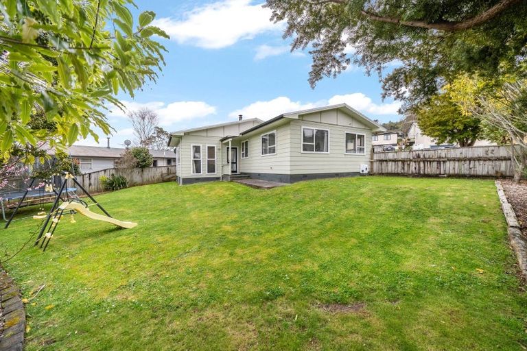 Photo of property in 5 Edelweiss Grove, Timberlea, Upper Hutt, 5018