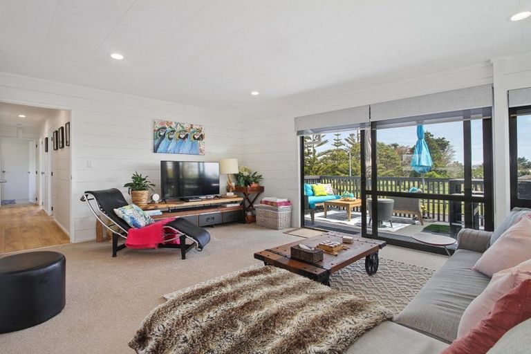 Photo of property in 3 Stella Drive, Clarks Beach, 2122