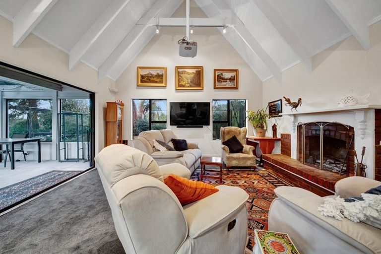 Photo of property in 48 Kairau Road West, Sentry Hill, New Plymouth, 4373