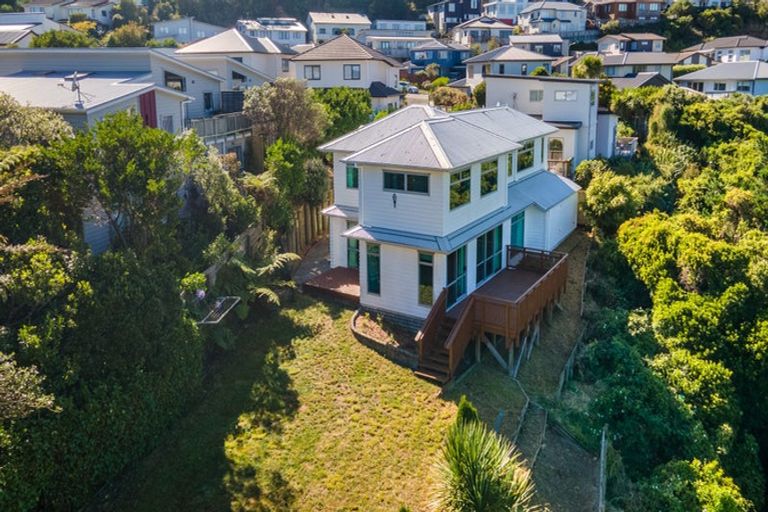 Photo of property in 18 Cresswell Place, Johnsonville, Wellington, 6037