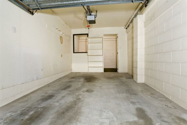 Photo of property in 2/10 Nea Place, Hillcrest, Auckland, 0627