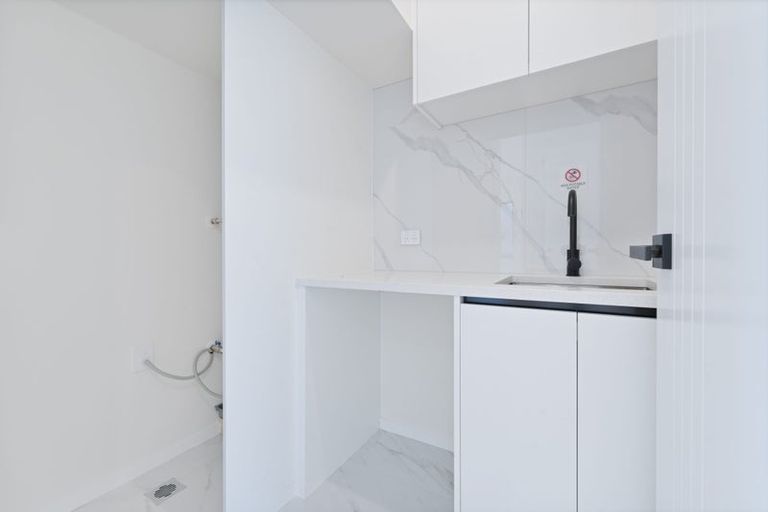 Photo of property in 35 Taipahitini Road, Rosehill, 2113