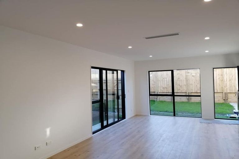 Photo of property in 5d Sorrel Crescent, Bucklands Beach, Auckland, 2012