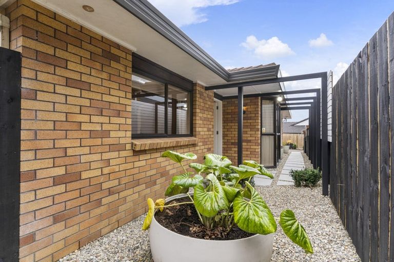 Photo of property in 2/9 Perendale Close, Somerville, Auckland, 2014