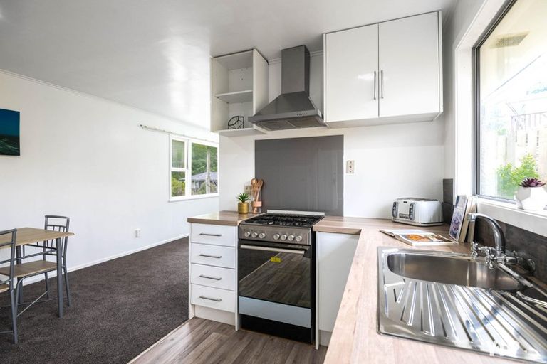 Photo of property in 1b Link Road, Newlands, Wellington, 6037