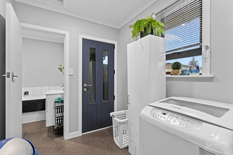 Photo of property in 8 Omori Place, Castlecliff, Whanganui, 4501