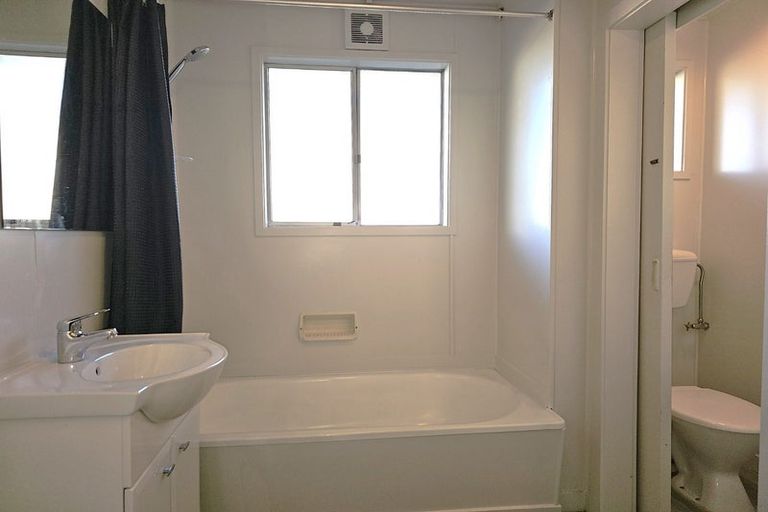 Photo of property in 3/35 Mana Esplanade, Paremata, Porirua, 5026