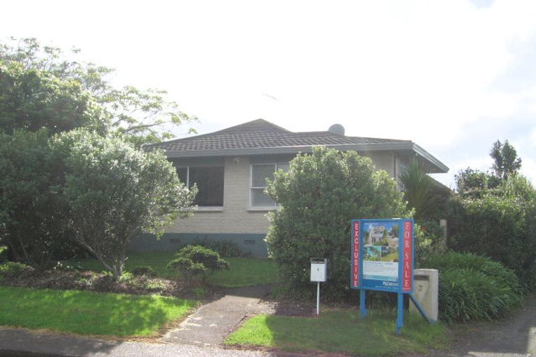 Photo of property in 1 Chelverton Terrace, Red Beach, 0932