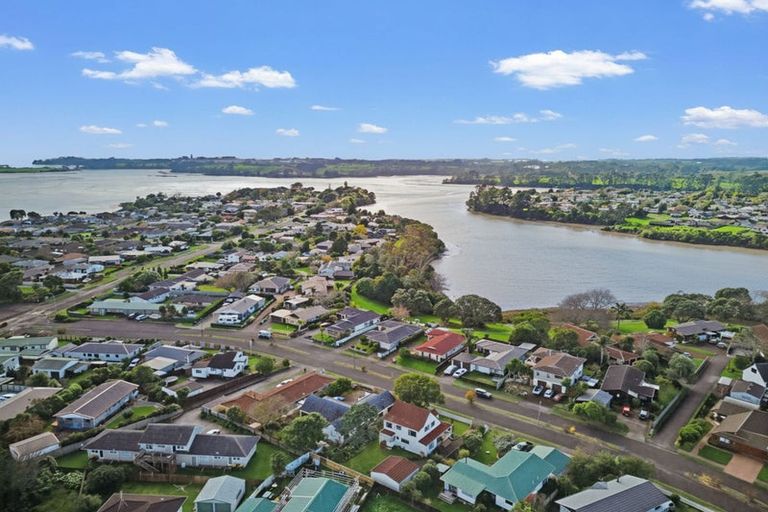 Photo of property in 14 Riverside Drive, Waiuku, 2123