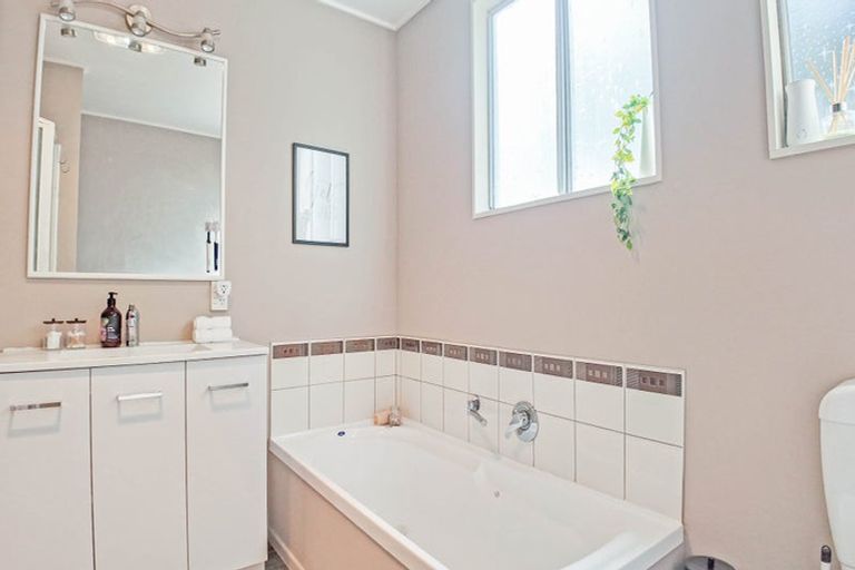 Photo of property in 22b Hillside Drive, Maoribank, Upper Hutt, 5018