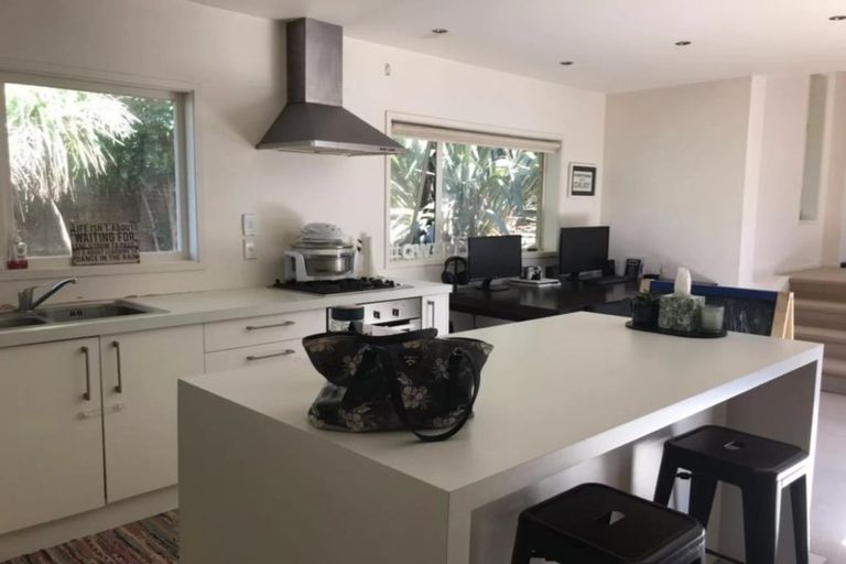 Photo of property in 2/5 Downing Street, Glenfield, Auckland, 0629