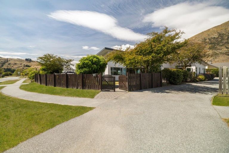 Photo of property in 16 Orbell Drive, Lake Hayes, Queenstown, 9304
