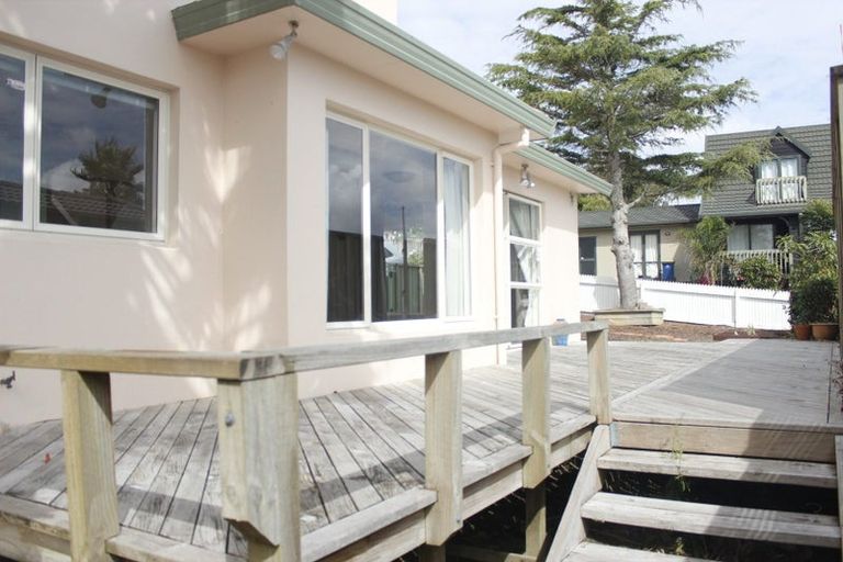 Photo of property in 1/32a Bronzewing Terrace, Unsworth Heights, Auckland, 0632