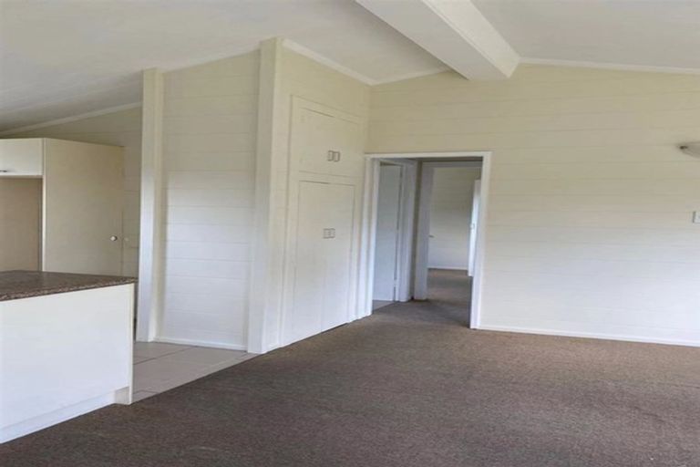 Photo of property in 1/41 Hobsonville Road, West Harbour, Auckland, 0618