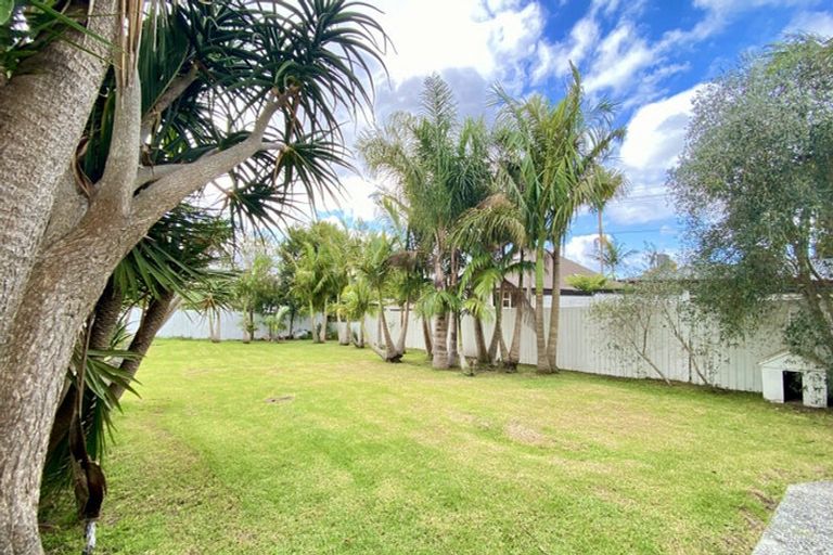 Photo of property in 12 Utting Street, Birkdale, Auckland, 0626