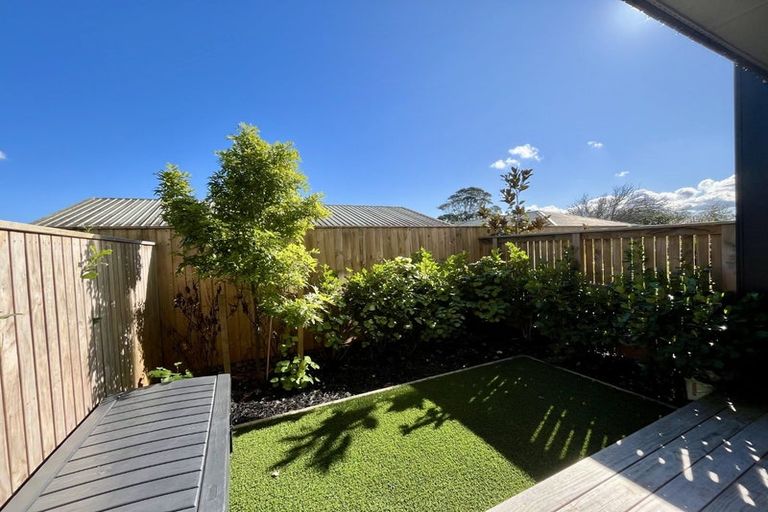Photo of property in 27d Dawnhaven Drive, Te Atatu Peninsula, Auckland, 0610