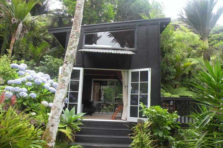 Photo of property in 10-12 Glenesk Road, Piha, New Lynn, 0772