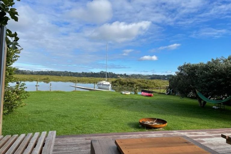 Photo of property in 26 The Terrace, Herald Island, Auckland, 0618