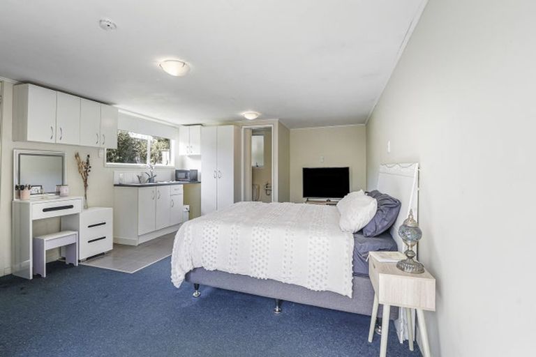 Photo of property in 59 Sylvan Crescent, Te Atatu South, Auckland, 0610