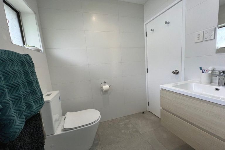 Photo of property in 1/18 Simon Ellice Drive, Bayview, Auckland, 0629