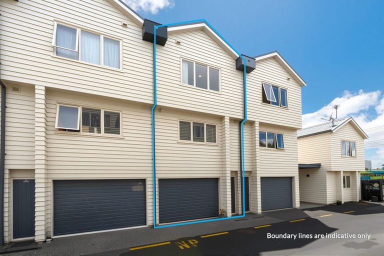 Photo of property in 3/4 Keeling Road, Henderson, Auckland, 0612