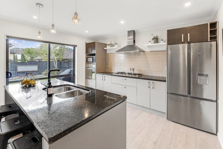 Photo of property in 4 Bridgefield Crescent, Flat Bush, Auckland, 2016