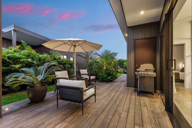 Photo of property in 72 Point Wells Road, Point Wells, 0986