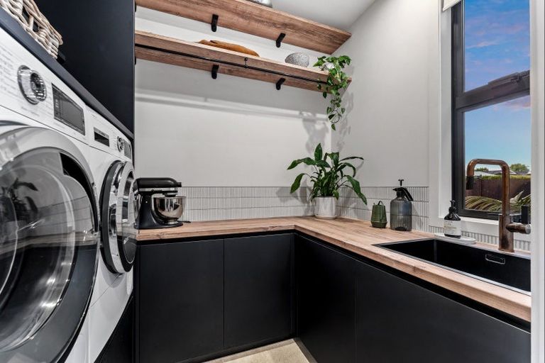 Photo of property in 72 Point Wells Road, Point Wells, 0986