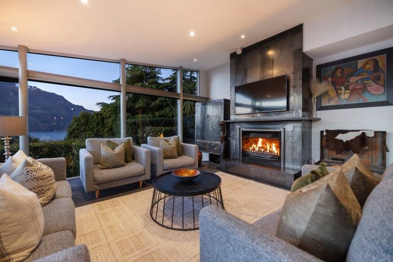Photo of property in 6 Whitbourn Place, Fernhill, Queenstown, 9300