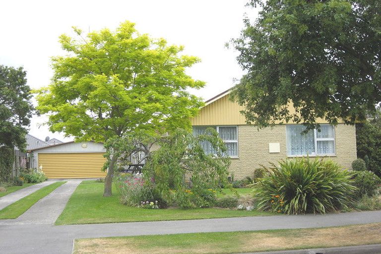 Photo of property in 5 Genista Place, Parklands, Christchurch, 8083