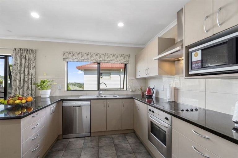 Photo of property in 9 Cloghan Close, Massey, Auckland, 0614