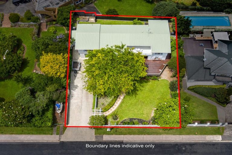 Photo of property in 4 Liston Crescent, Cockle Bay, Auckland, 2014