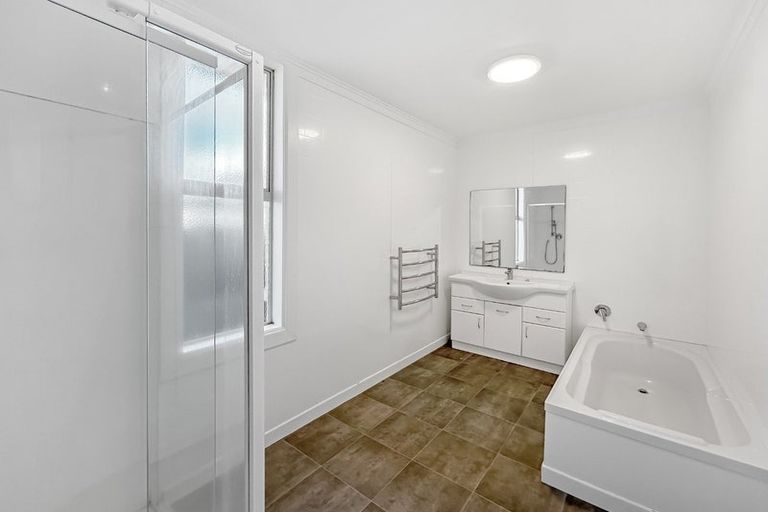 Photo of property in 24 Park Street, Winton, 9720