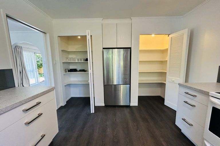 Photo of property in 28 Rewarewa Crescent, Waikanae, 5036