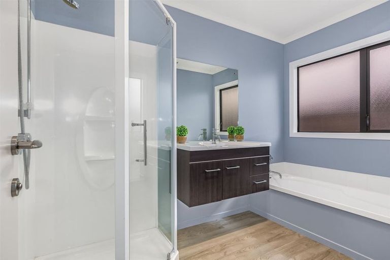 Photo of property in 17 Tongariro Drive, Aotea, Porirua, 5024