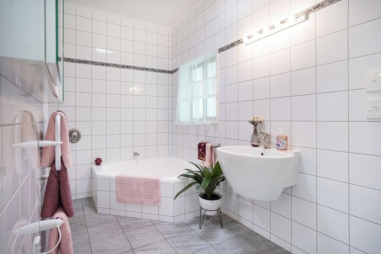 Photo of property in 18 Cloake Way, Palmerston North, 4414