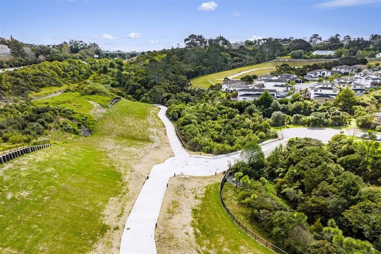 Photo of property in 16 Mcmenamin Place, Fairview Heights, Auckland, 0632