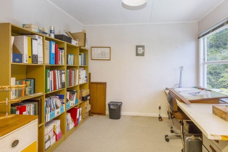 Photo of property in 135 Pinehaven Road, Pinehaven, Upper Hutt, 5019