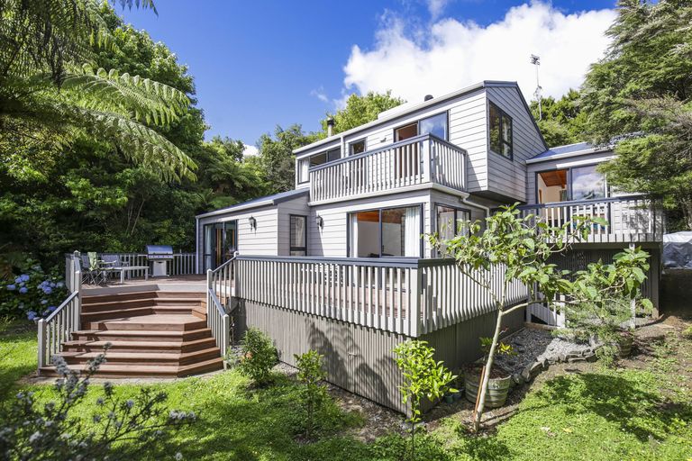 Photo of property in 39 Turanga Road, Henderson Valley, Auckland, 0612