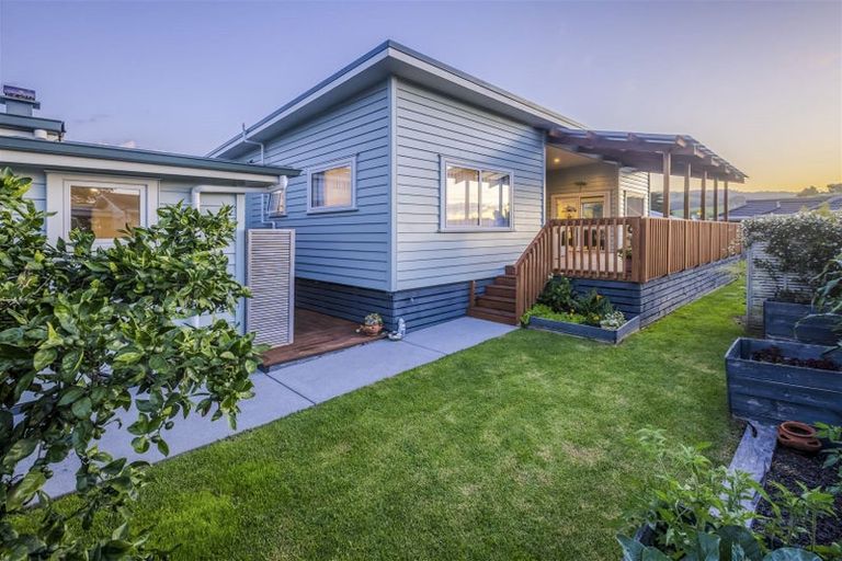 Photo of property in 3 Karaka Road, Kawakawa Bay, Papakura, 2585