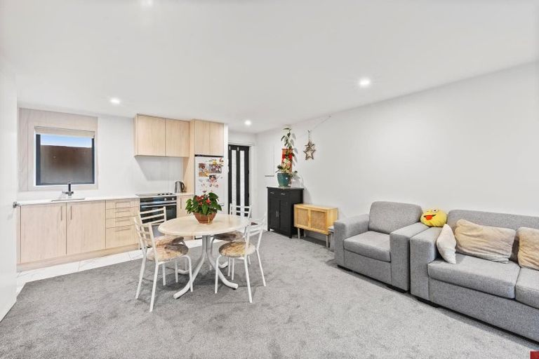 Photo of property in 6/83 Vodanovich Road, Te Atatu South, Auckland, 0610