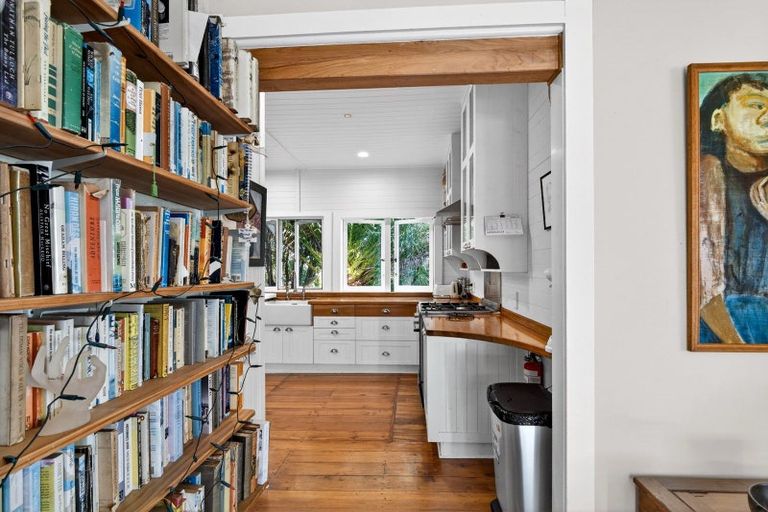 Photo of property in 8 Robertson Street, Russell, 0202