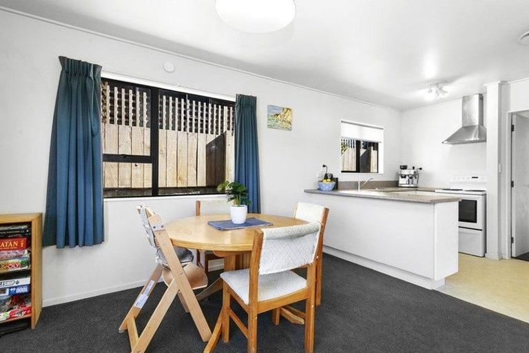 Photo of property in 2/4 Dowse Drive, Maungaraki, Lower Hutt, 5010