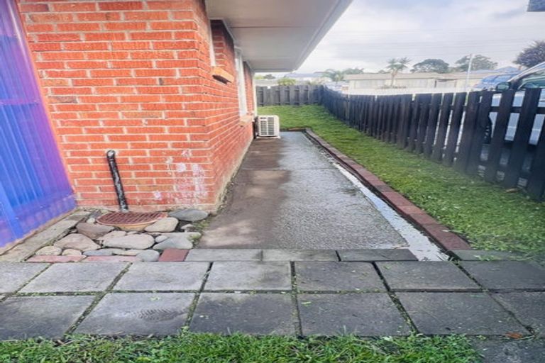 Photo of property in 1b Barron Drive, Green Bay, Auckland, 0604