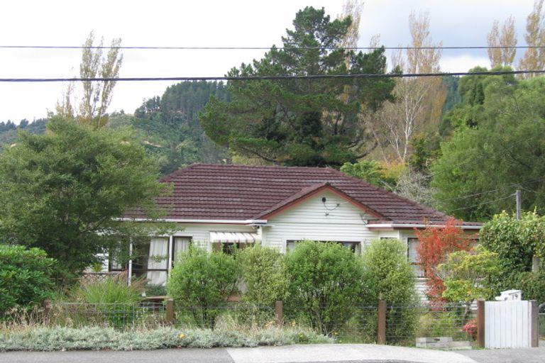 Photo of property in 19 Jocelyn Crescent, Pinehaven, Upper Hutt, 5019