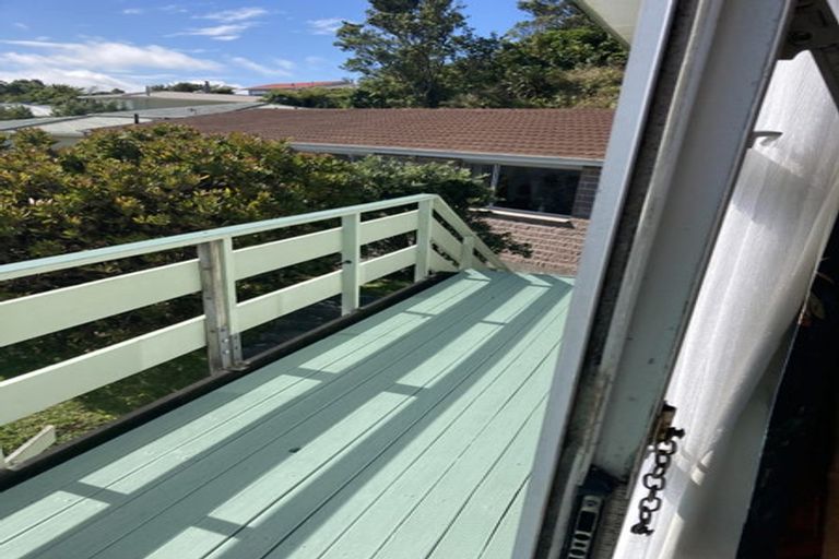 Photo of property in 8a Longcroft Terrace, Newlands, Wellington, 6037