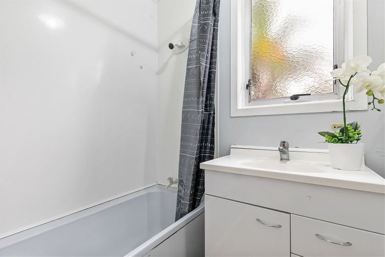 Photo of property in 38 Thornlow Street, Glendene, Auckland, 0602