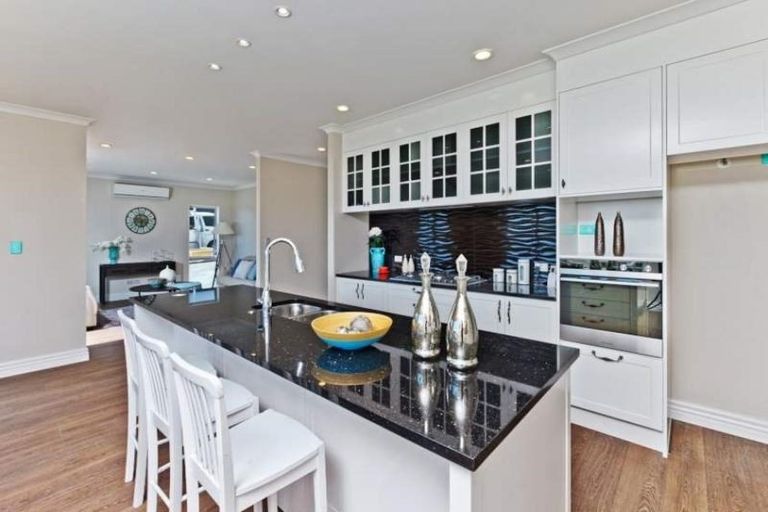 Photo of property in 188 Whangaparaoa Road, Red Beach, 0932