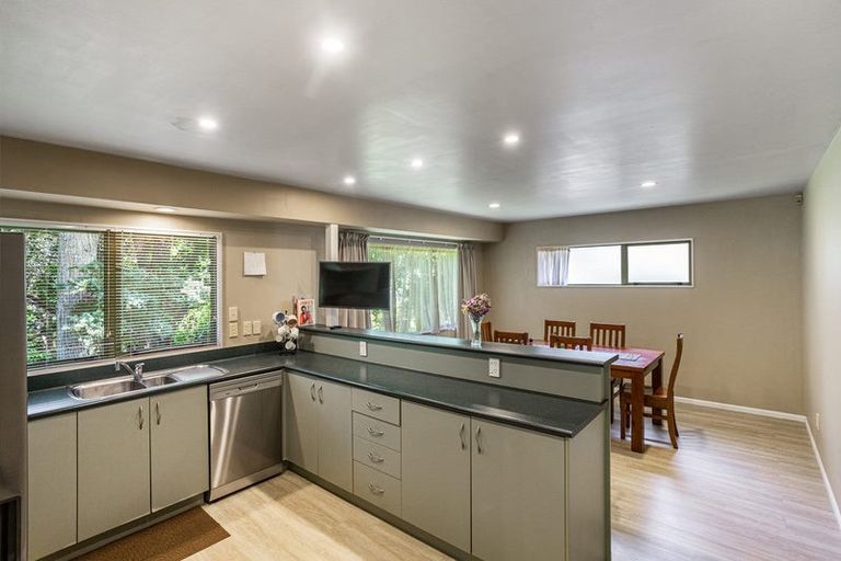 Photo of property in 16a Kingsclere Place, Goodwood Heights, Auckland, 2105