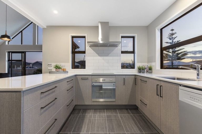 Photo of property in 2 Harding Drive, Papamoa Beach, Papamoa, 3118